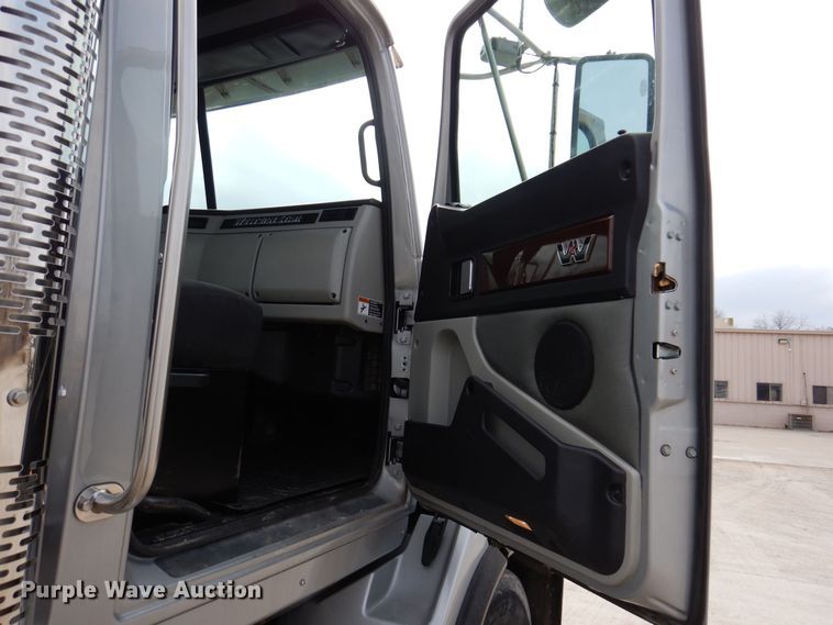 image for item MO9600 2020 Western Star 4700SB  semi truck