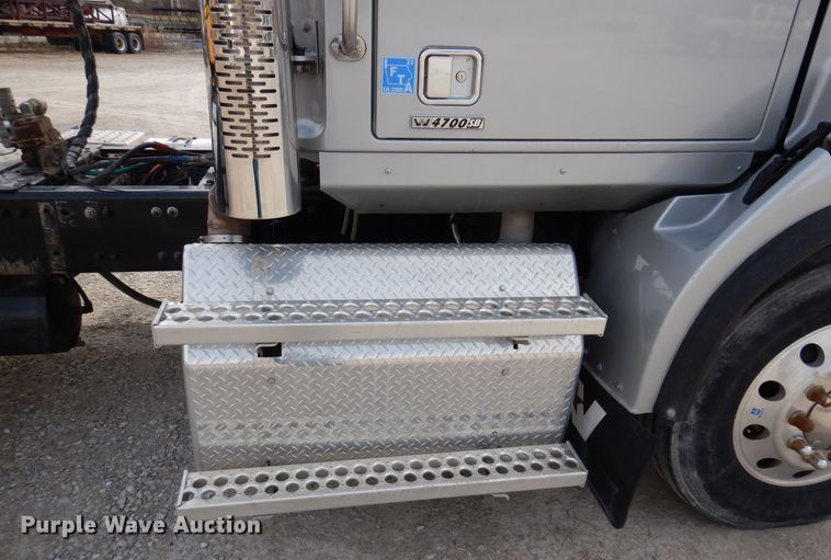 image for item MO9600 2020 Western Star 4700SB  semi truck