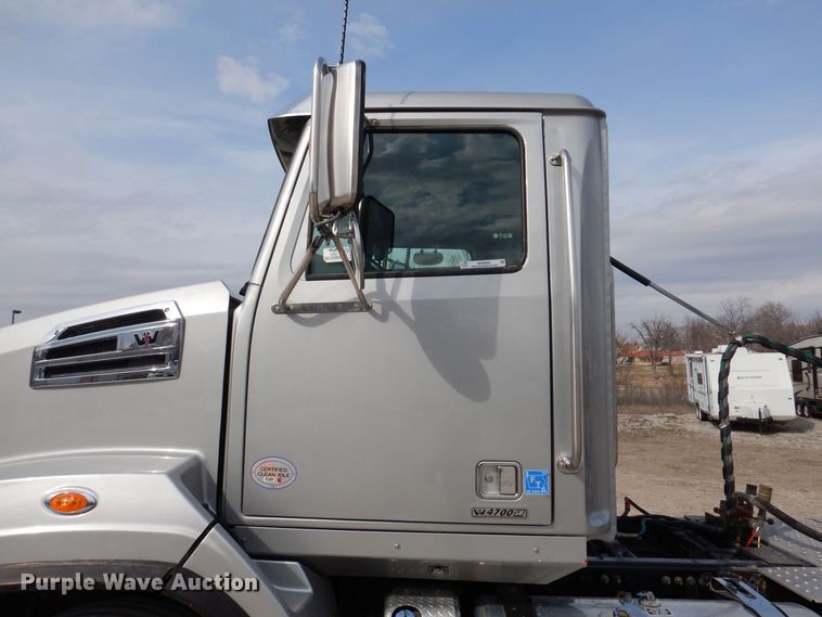 image for item MO9600 2020 Western Star 4700SB  semi truck