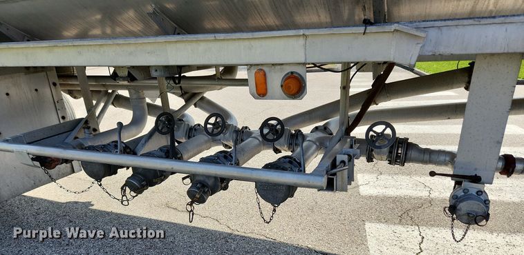 image for item MW9617 1991 Heil  tank trailer