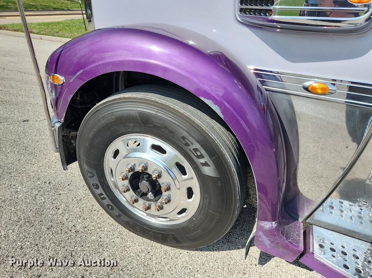 image for item MW9618 2007 Freightliner Coronado  semi truck