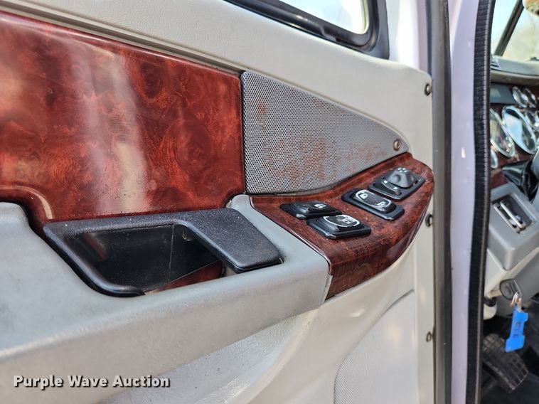 image for item MW9618 2007 Freightliner Coronado  semi truck