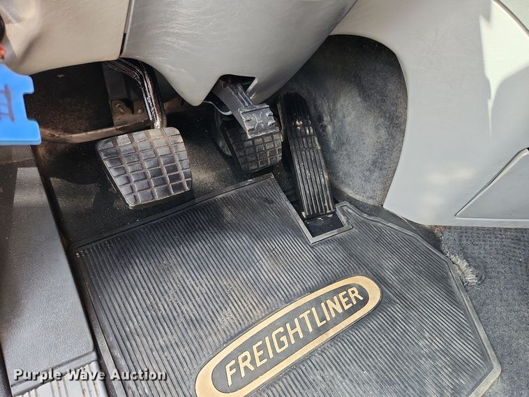 image for item MW9618 2007 Freightliner Coronado  semi truck