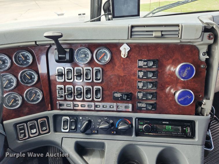 image for item MW9618 2007 Freightliner Coronado  semi truck