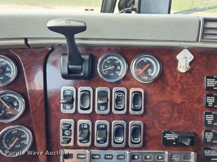 image for item MW9618 2007 Freightliner Coronado  semi truck