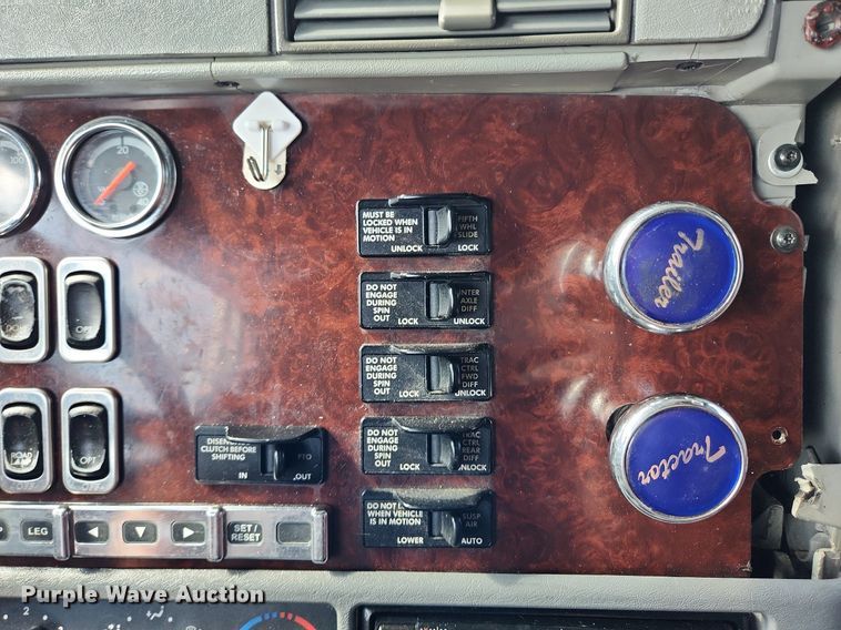 image for item MW9618 2007 Freightliner Coronado  semi truck