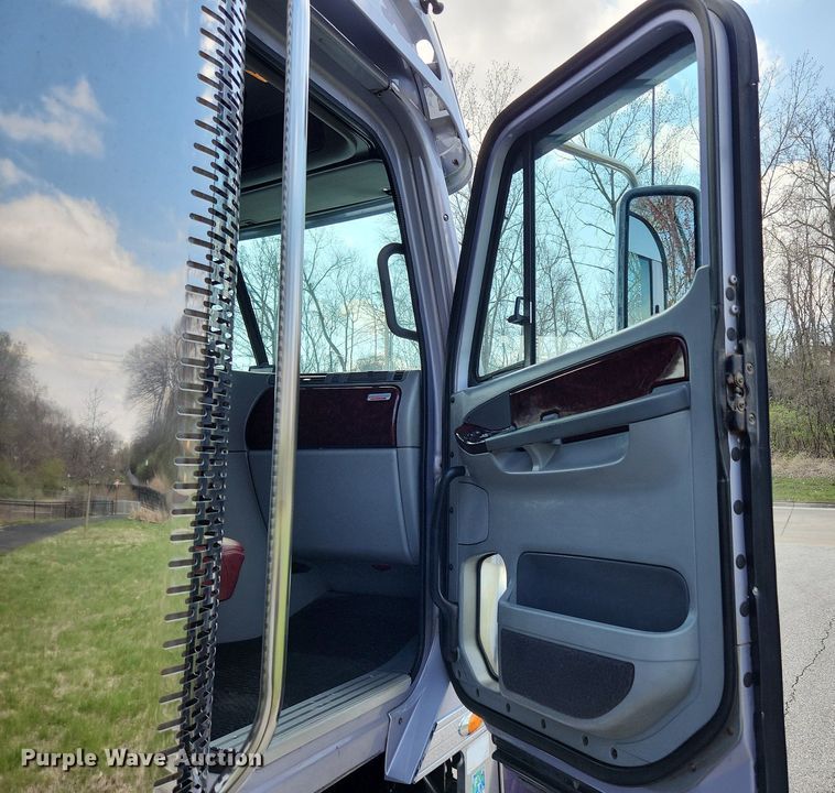 image for item MW9618 2007 Freightliner Coronado  semi truck