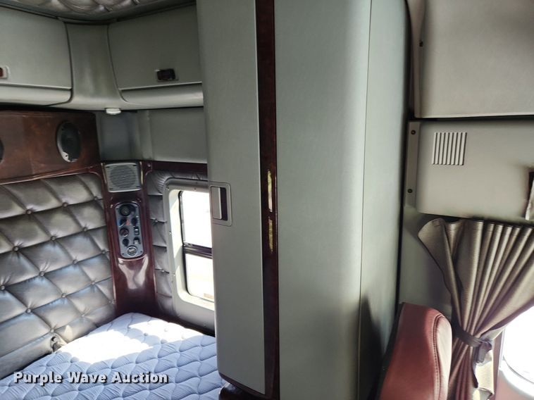 image for item MW9618 2007 Freightliner Coronado  semi truck