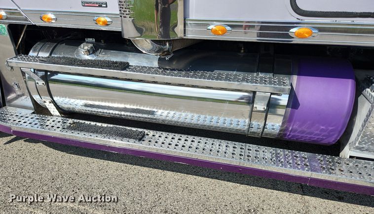 image for item MW9618 2007 Freightliner Coronado  semi truck