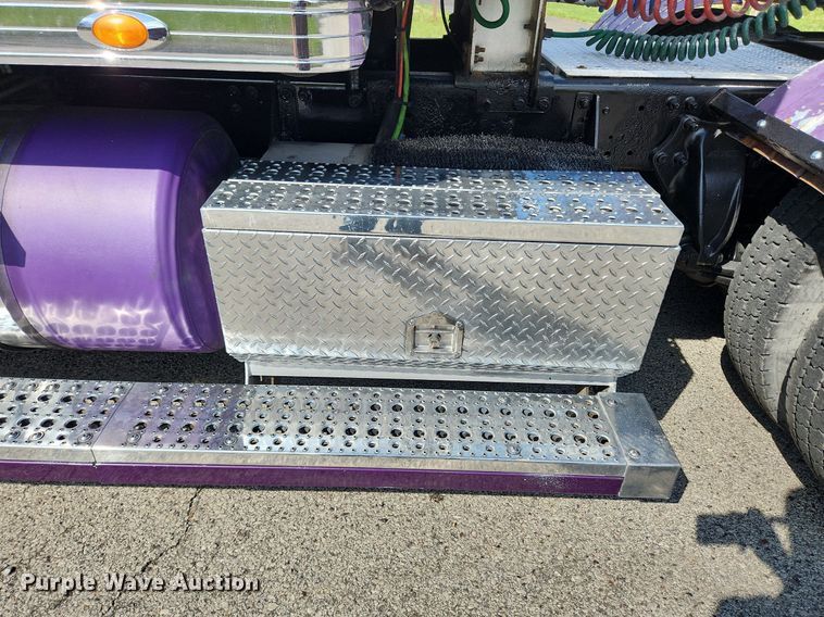 image for item MW9618 2007 Freightliner Coronado  semi truck