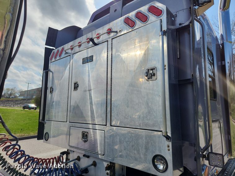 image for item MW9618 2007 Freightliner Coronado  semi truck