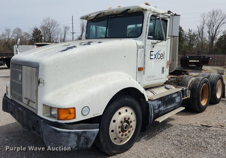 image for item MW9633 1992 International 9400  semi truck