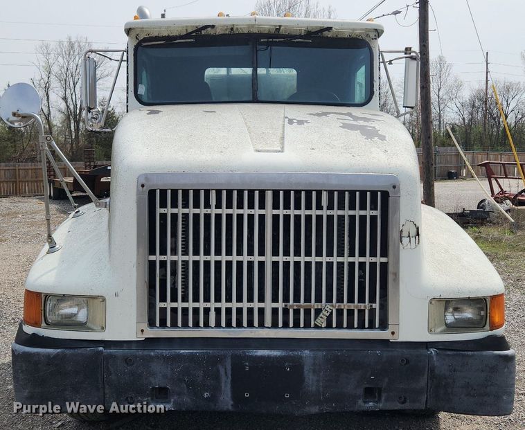 image for item MW9633 1992 International 9400  semi truck
