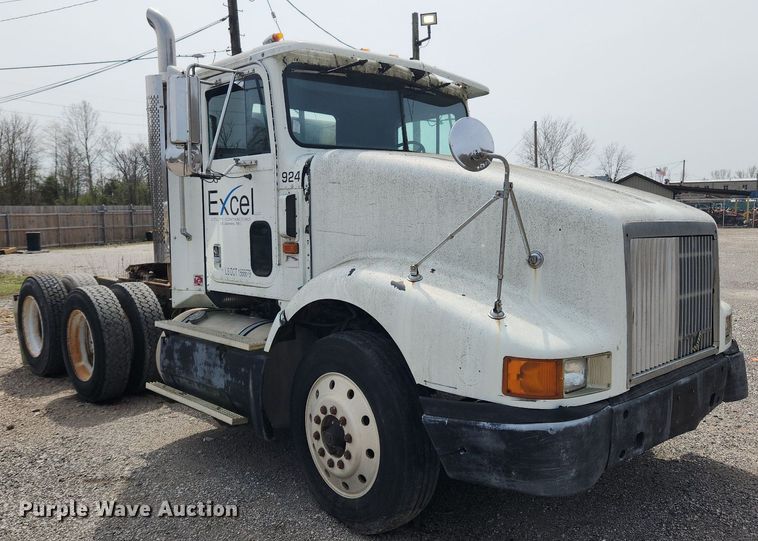 image for item MW9633 1992 International 9400  semi truck