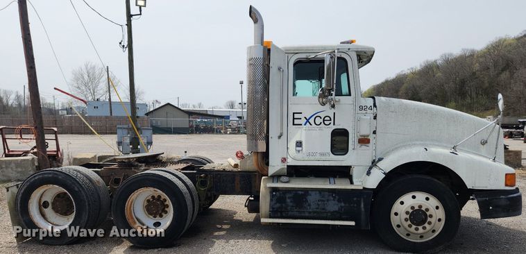 image for item MW9633 1992 International 9400  semi truck