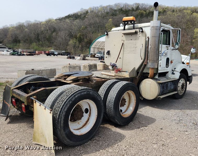 image for item MW9633 1992 International 9400  semi truck