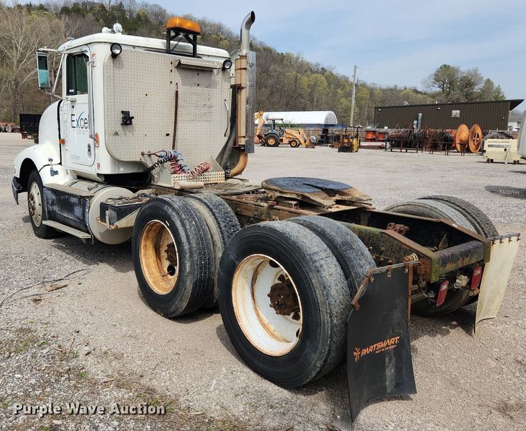 image for item MW9633 1992 International 9400  semi truck