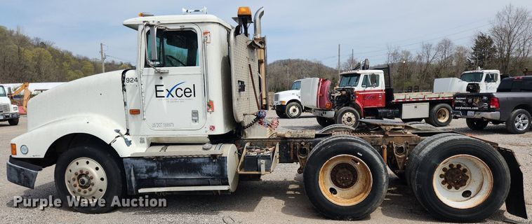 image for item MW9633 1992 International 9400  semi truck