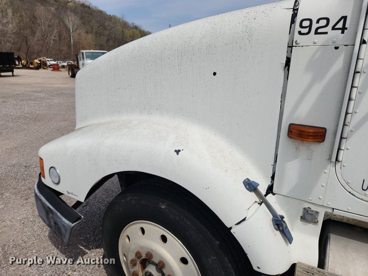 image for item MW9633 1992 International 9400  semi truck