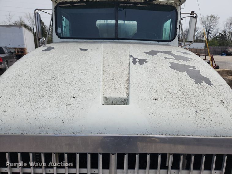 image for item MW9633 1992 International 9400  semi truck