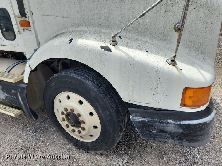 image for item MW9633 1992 International 9400  semi truck