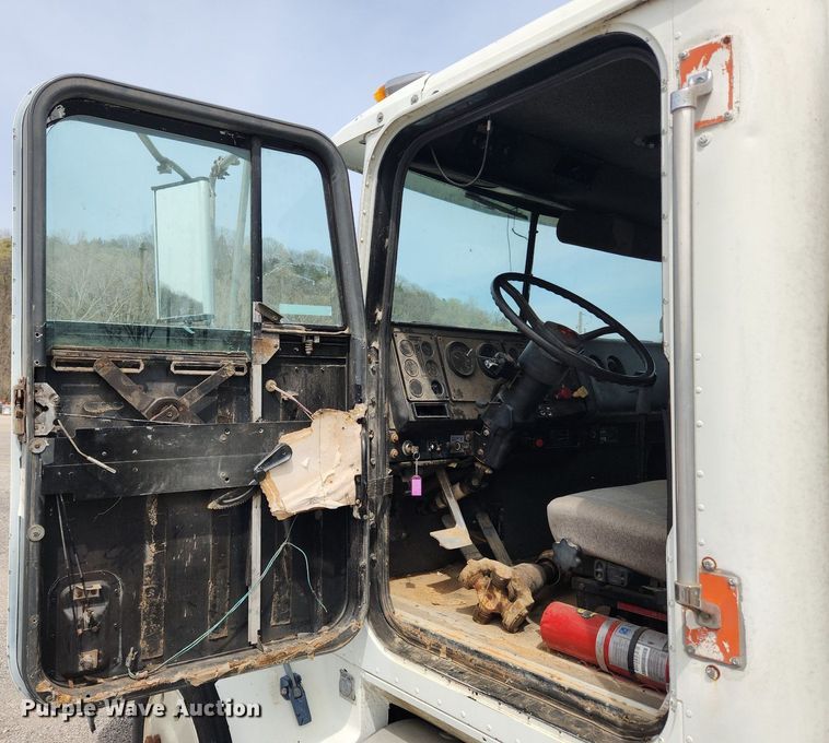 image for item MW9633 1992 International 9400  semi truck