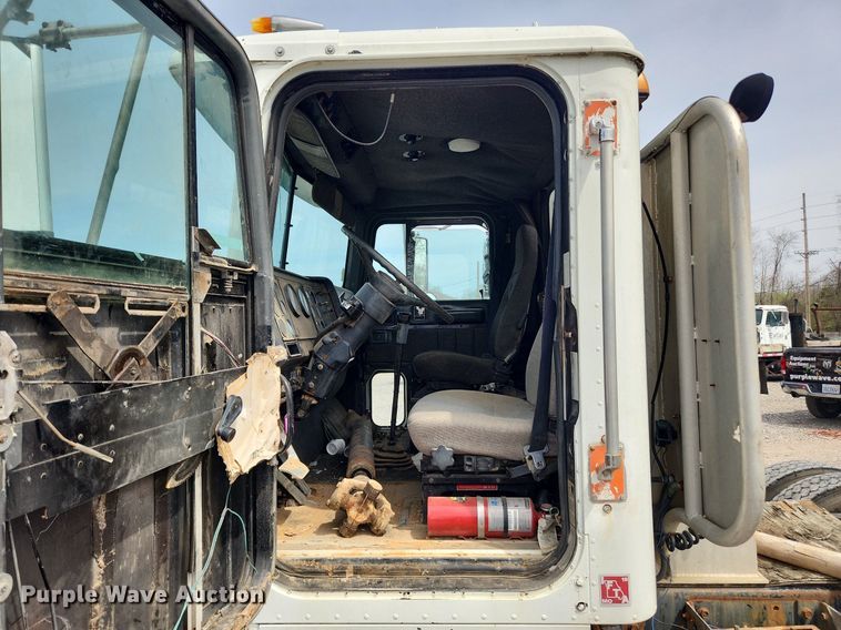 image for item MW9633 1992 International 9400  semi truck