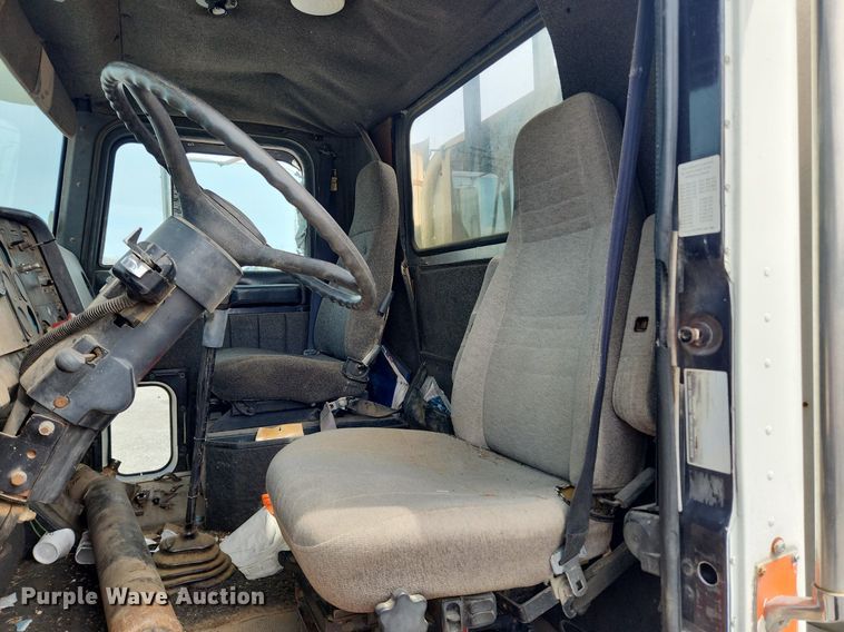 image for item MW9633 1992 International 9400  semi truck