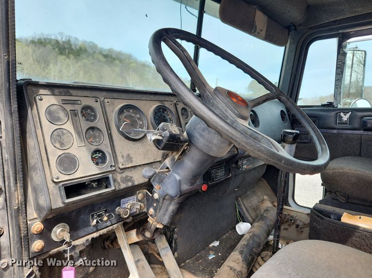 image for item MW9633 1992 International 9400  semi truck