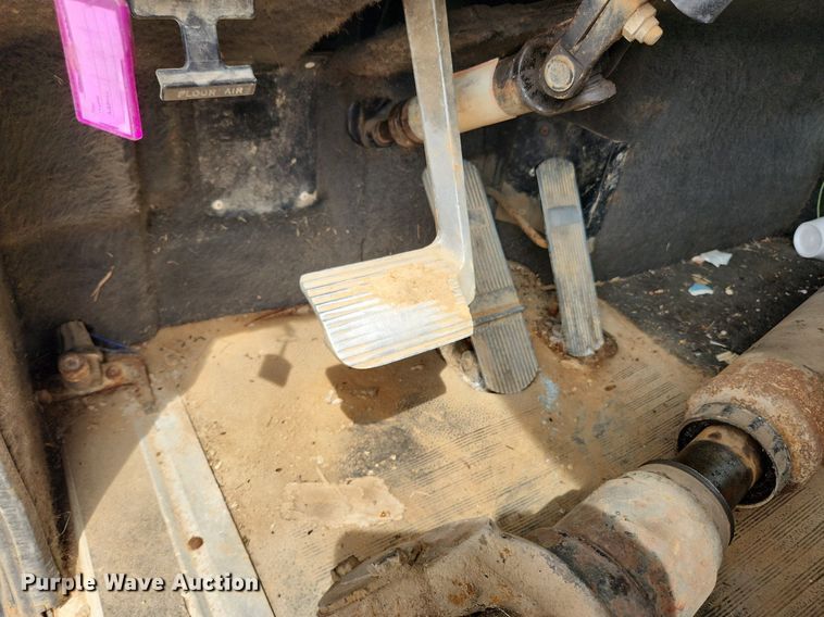 image for item MW9633 1992 International 9400  semi truck