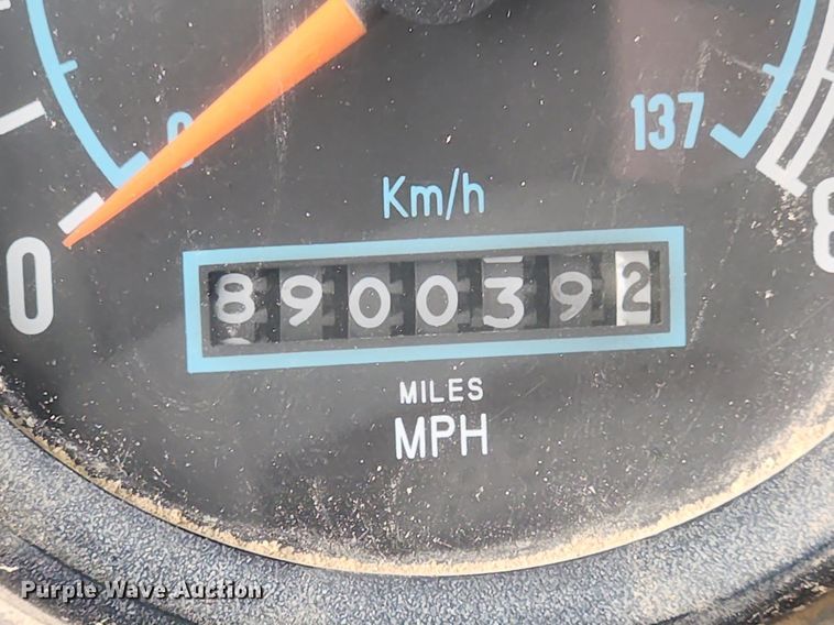 image for item MW9633 1992 International 9400  semi truck