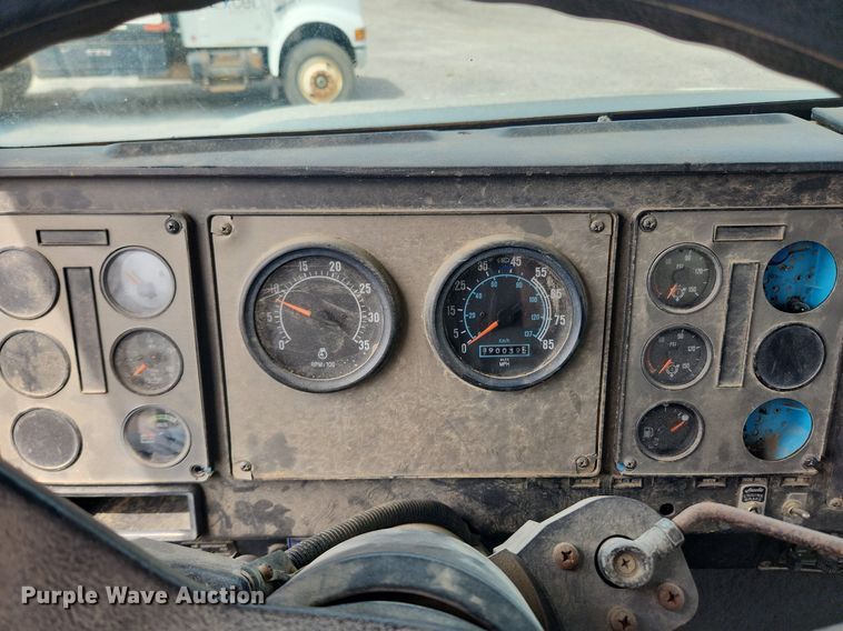 image for item MW9633 1992 International 9400  semi truck