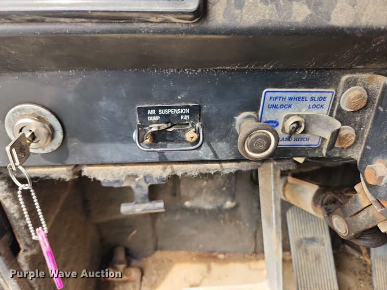 image for item MW9633 1992 International 9400  semi truck