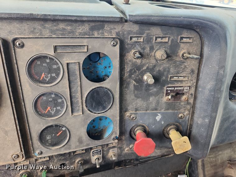 image for item MW9633 1992 International 9400  semi truck