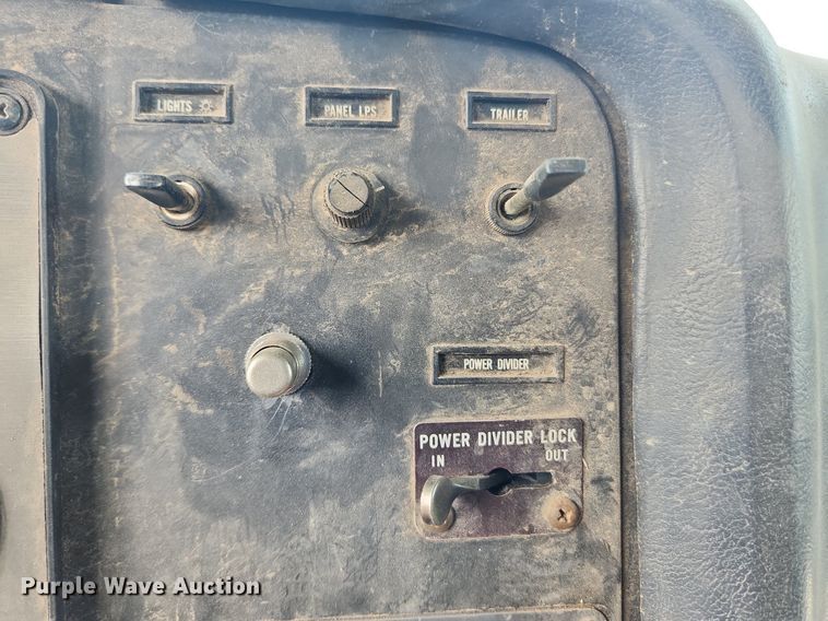 image for item MW9633 1992 International 9400  semi truck