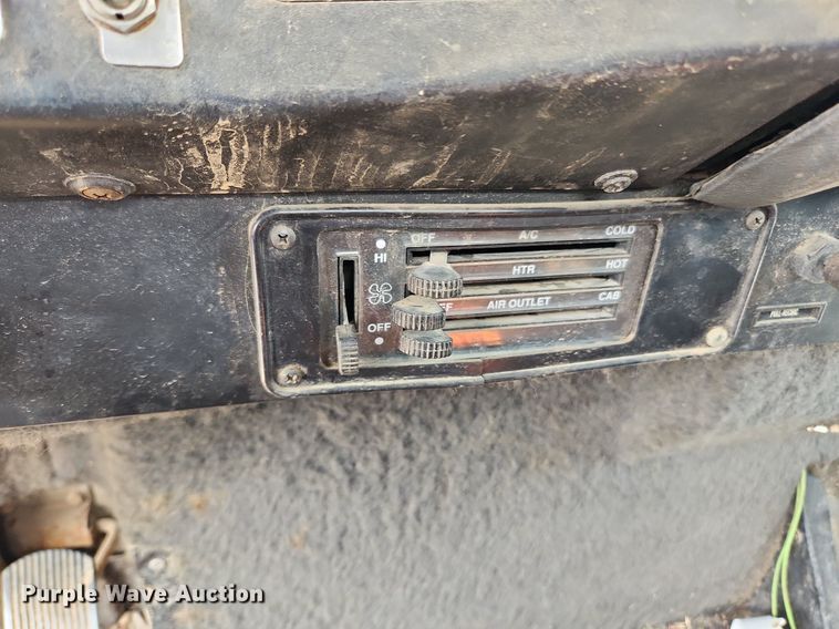 image for item MW9633 1992 International 9400  semi truck