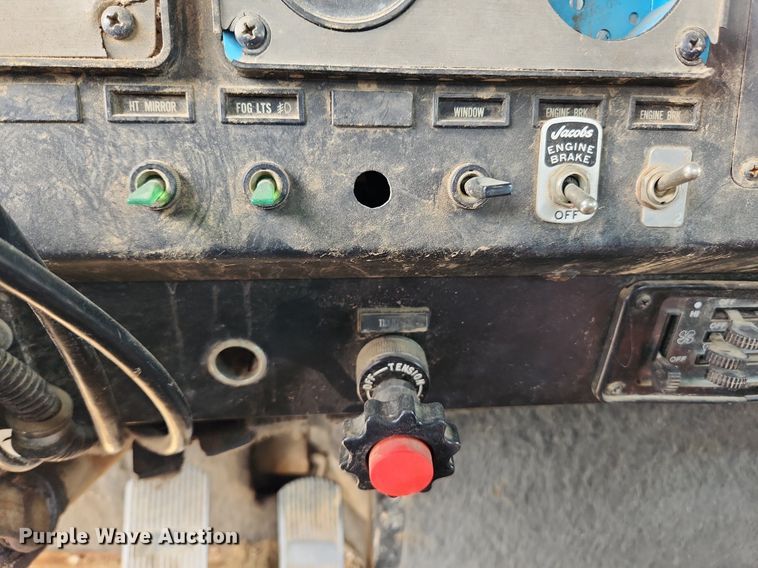 image for item MW9633 1992 International 9400  semi truck