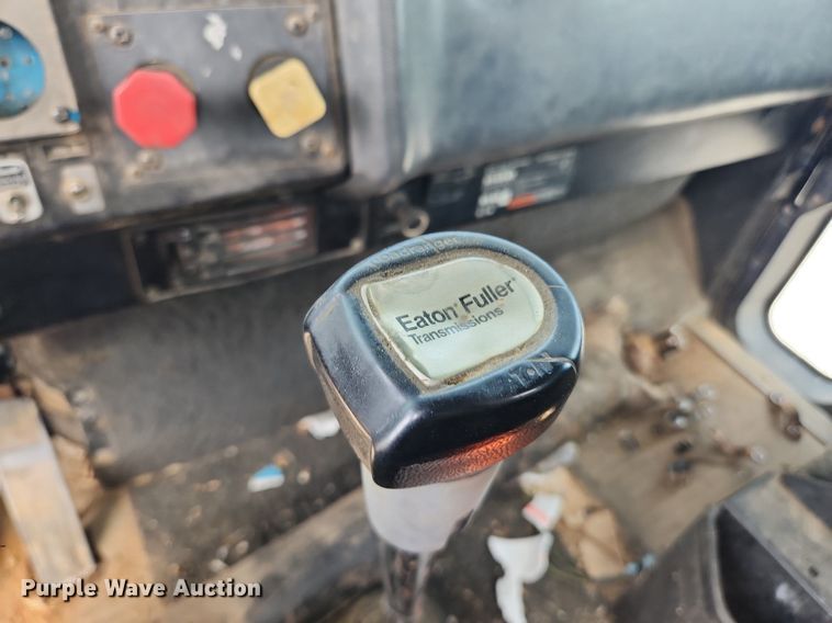 image for item MW9633 1992 International 9400  semi truck