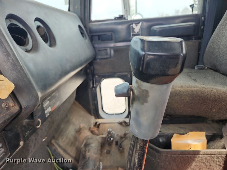 image for item MW9633 1992 International 9400  semi truck