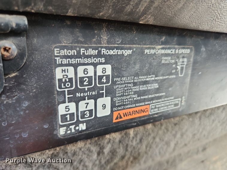 image for item MW9633 1992 International 9400  semi truck