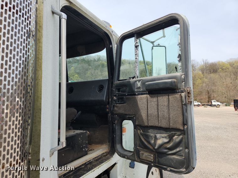 image for item MW9633 1992 International 9400  semi truck
