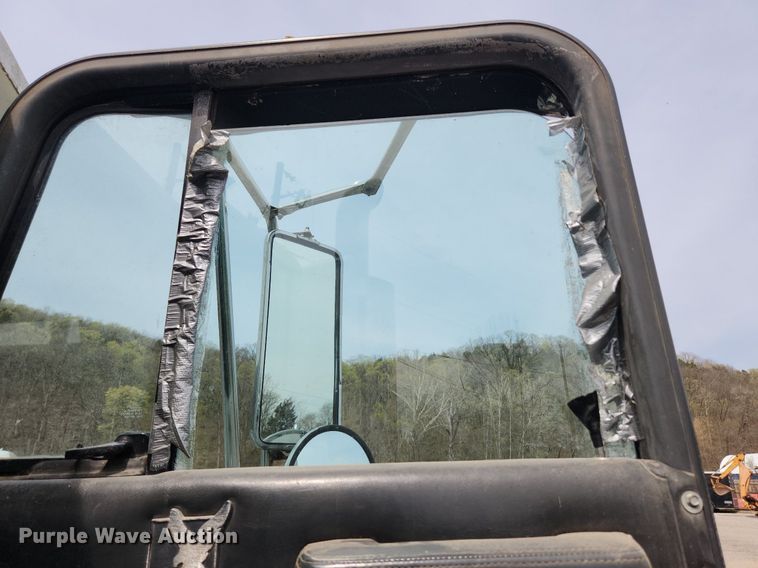 image for item MW9633 1992 International 9400  semi truck