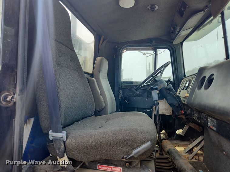 image for item MW9633 1992 International 9400  semi truck