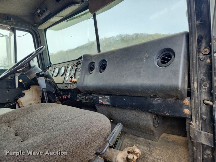 image for item MW9633 1992 International 9400  semi truck