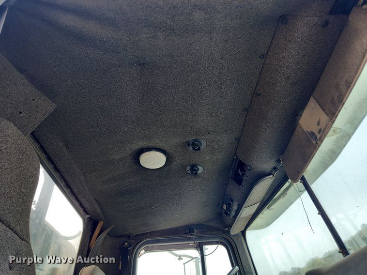 image for item MW9633 1992 International 9400  semi truck