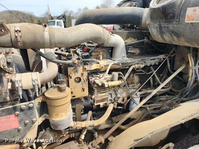 image for item MW9633 1992 International 9400  semi truck