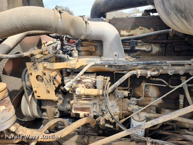 image for item MW9633 1992 International 9400  semi truck