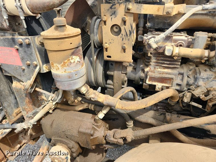 image for item MW9633 1992 International 9400  semi truck