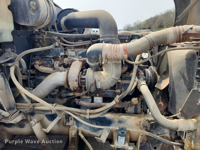 image for item MW9633 1992 International 9400  semi truck