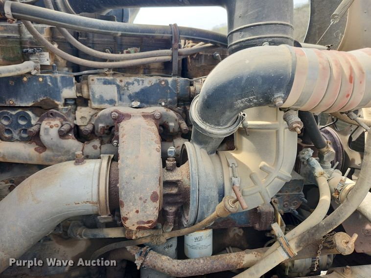 image for item MW9633 1992 International 9400  semi truck